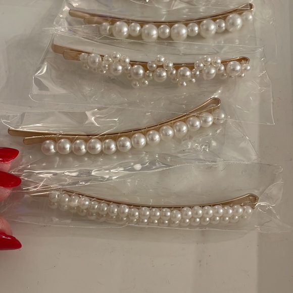 New. Pearl clip set in perfect condition. 10 piece set. In original packaging. - Picture 2 of 3